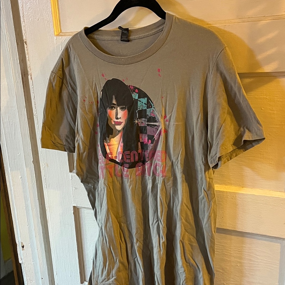 Hot Topic Gray Graphic Tee Shannon Daugherty self centered B****